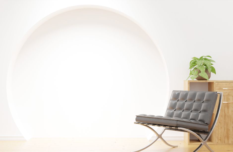 Terraza interior con muro de ónix iluminado y vegetación baja